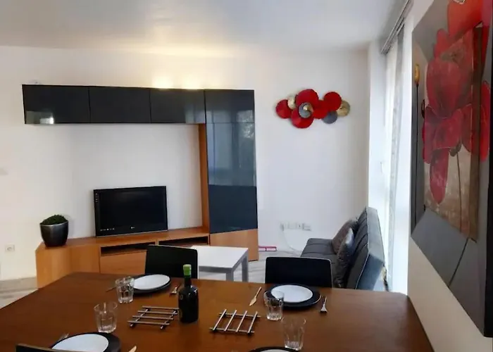 Superb Modern Apartment With Parking
